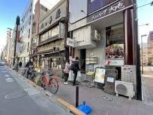 付近には飲食店が充実