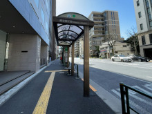 ビル前のバス停「四谷