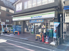 同じ通りにあるファミ