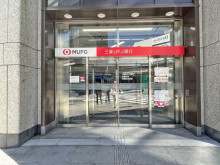 向かいの通りの三菱U