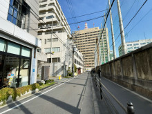 大手前建設会館前面の