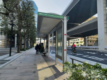 ビル前のバス停「赤坂