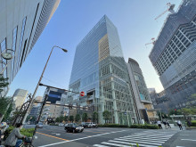 ビル前面の通り