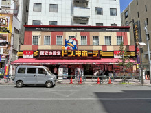 向かいの通りのドン・キホーテ新大久保駅前店