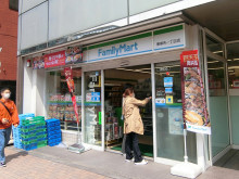 隣のファミリーマート