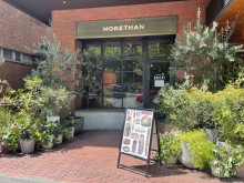 周辺には飲食店が点在