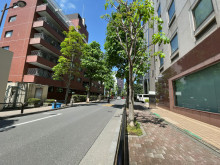 KM駿河台ビル前面の通り