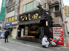 ビル前の飲食店