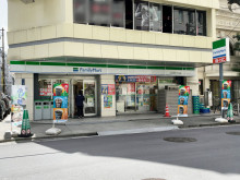 付近のファミリーマー