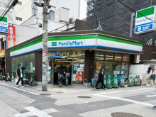 同じ通りにあるファミ