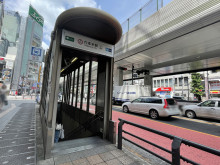 最寄りの「六本木駅」