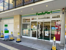 同じ通りにあるファミ