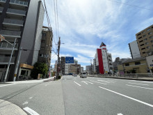 毎日東ビル前面の通り