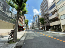 交徳ビル前面の通り