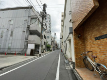 パルム四谷前面の通り