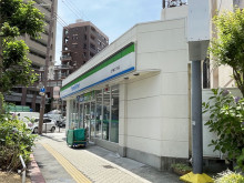 同じ通りにあるファミ