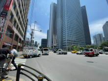 新宿ロイヤルビル前面