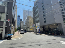 新富アネックス前面の