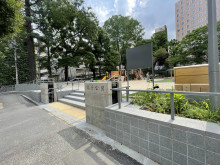 向かいの錦華公園