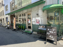 徒歩圏内には飲食店が点在