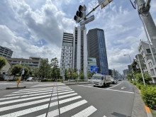 林友ビル前面の牛込小