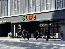 同じ通りにあるライフ