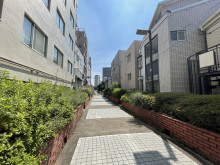 オフィスビル前面の通