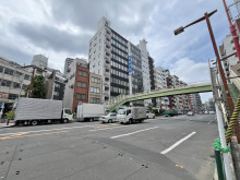 九段ウィズビル前面の