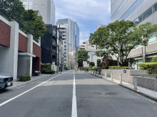 若草ビル前面の通り