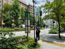 ビル前のバス停「東池