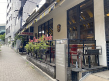 周辺は飲食店が点在