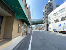 伸和ビル前面の通り