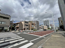 山崎ビル前面の井の頭通り