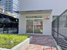 向かいの麹町郵便局