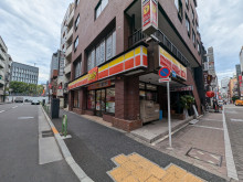 通り沿いのデイリーヤ