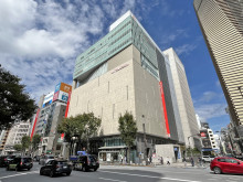 向かいの通りの銀座三