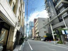 タカクラビル前面の通