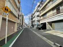 岡本ビル前面の通り