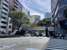 越一ビル前面の明治通