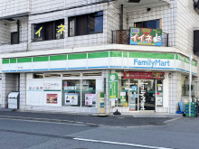 付近のファミリーマー