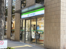 同じ通りにあるファミ