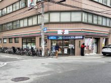 付近のセブンイレブン