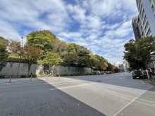 コモンズビル前面の靖