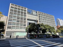 向かいの通りの慶應義