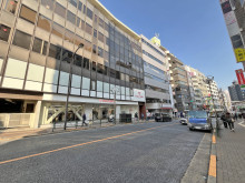 NIAビル前面の早稲