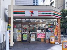 付近のセブンイレブン