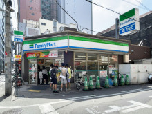 付近のファミリーマー