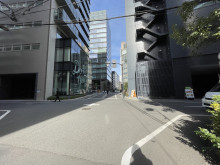オフィスビル前面の通
