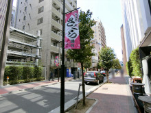 オフィスビル前面の通