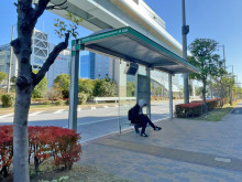 ビル前のバス停「日本